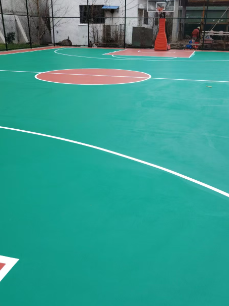 武胜 球场长期使用易出现地面开裂